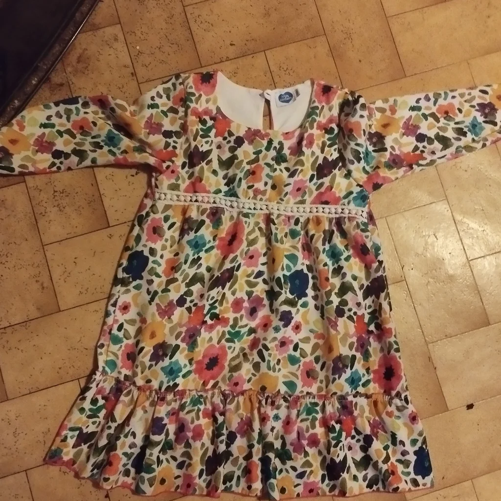 Robe fille taille 36:mois avec un bouton a l arrière 3.80 ni trou ni tâche bon é